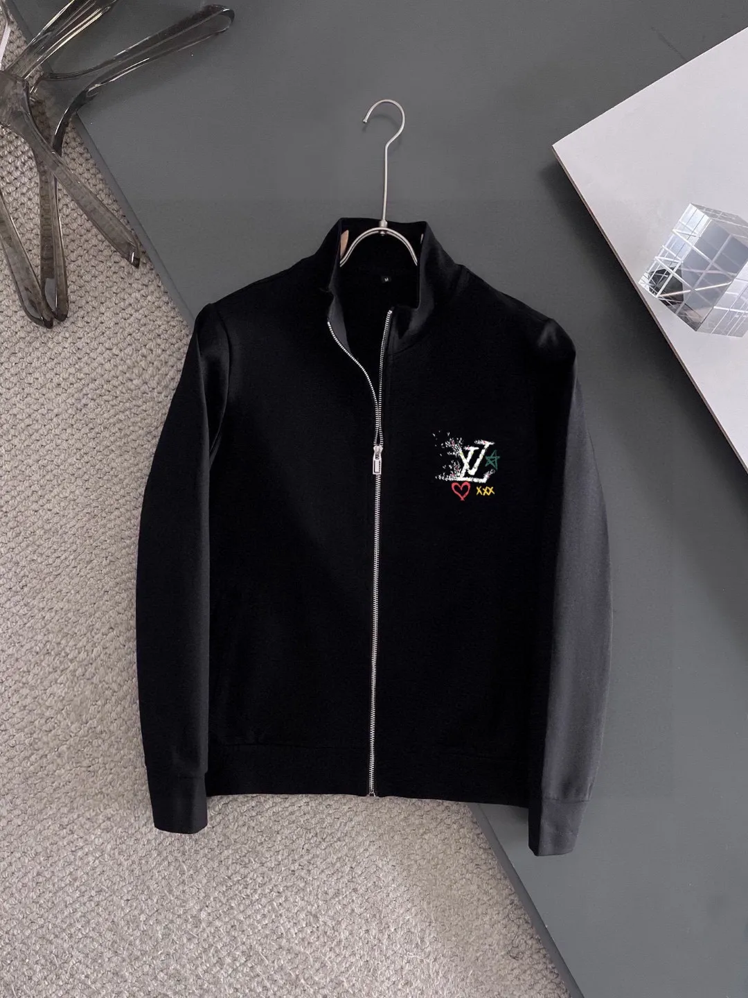 🅿️420 [LV Louis Vuitton] (Fat Man Gospel) hot-selling suit is coming. Focus on the original version of the official website. 2025 new hot-selling cardigan sweater suit. The original order is the best. 🇭🇰The meticulous work of top designers is dedicated to a fitting and perfect upper body effect. All-natural high-quality Roman cotton 100%, close-fitting comfort, noble and elegant! Original hardware embodies elegance and nobility! Counter size: M-5XL (maximum wear up to 220 pounds)